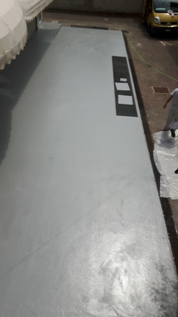 Impermeabilizzazione terrazzo con Cemenguaina e rivestimento in resina carrabile Flex Car Naici