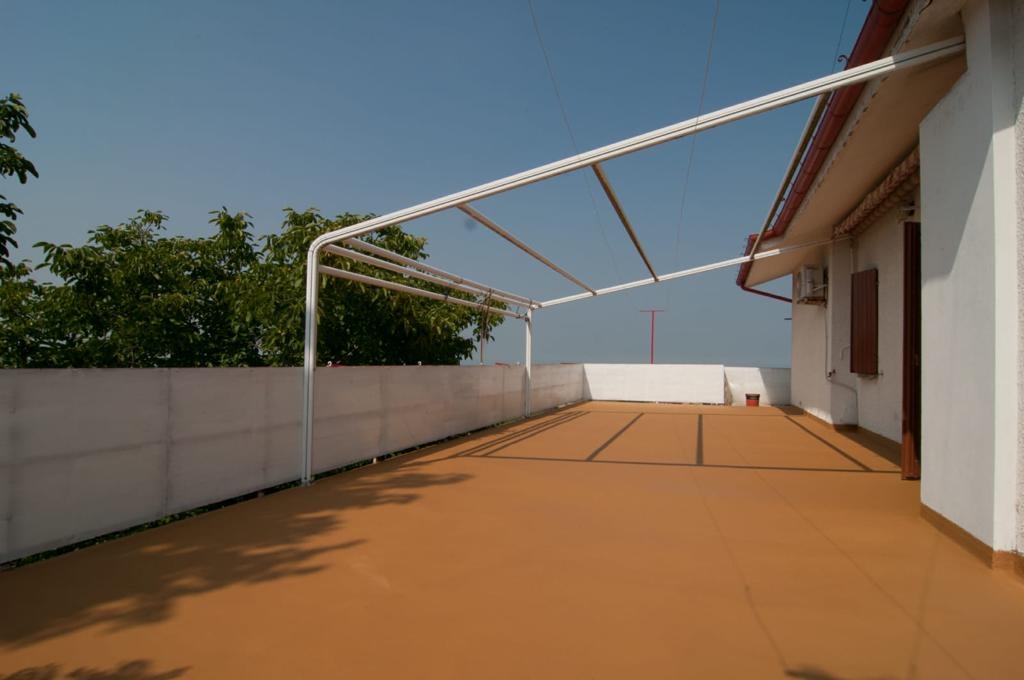 trasformare un vecchio terrazzo in piastrelle in un nuovo pavimento in resina da esterno con Pràtika Naici