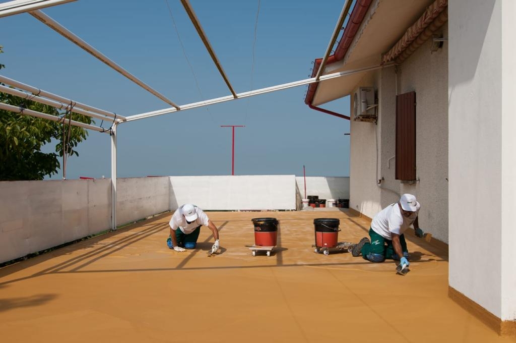 trasformare un vecchio terrazzo in piastrelle in un nuovo pavimento in resina da esterno con Pràtika Naici